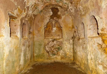 Unterirdische Kammer unter dem runden Mausoleum in der römischen Nekropole des Archäologischen Komplexes, Carmona, Provinz Sevilla, Spanien